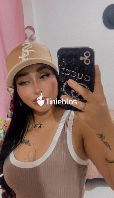 hermosa-mujer-disponible-para-que-te-pases-un-dia-maravilloso