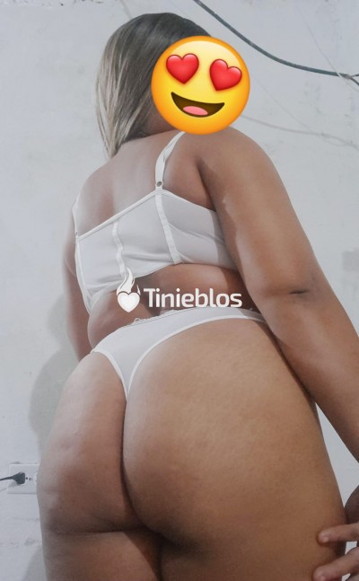 hola-soy-carol-una-morena-gorditha-y-aqui-estoy-para-cumplir-tis-fetiches